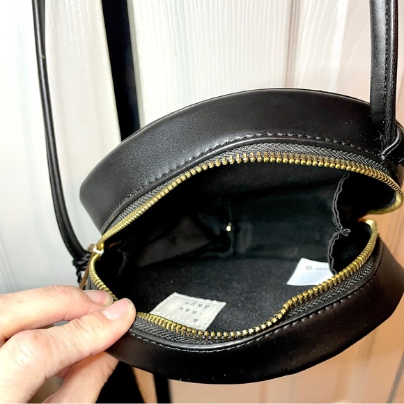 Black purse with tassel. - Picture 2 of 4